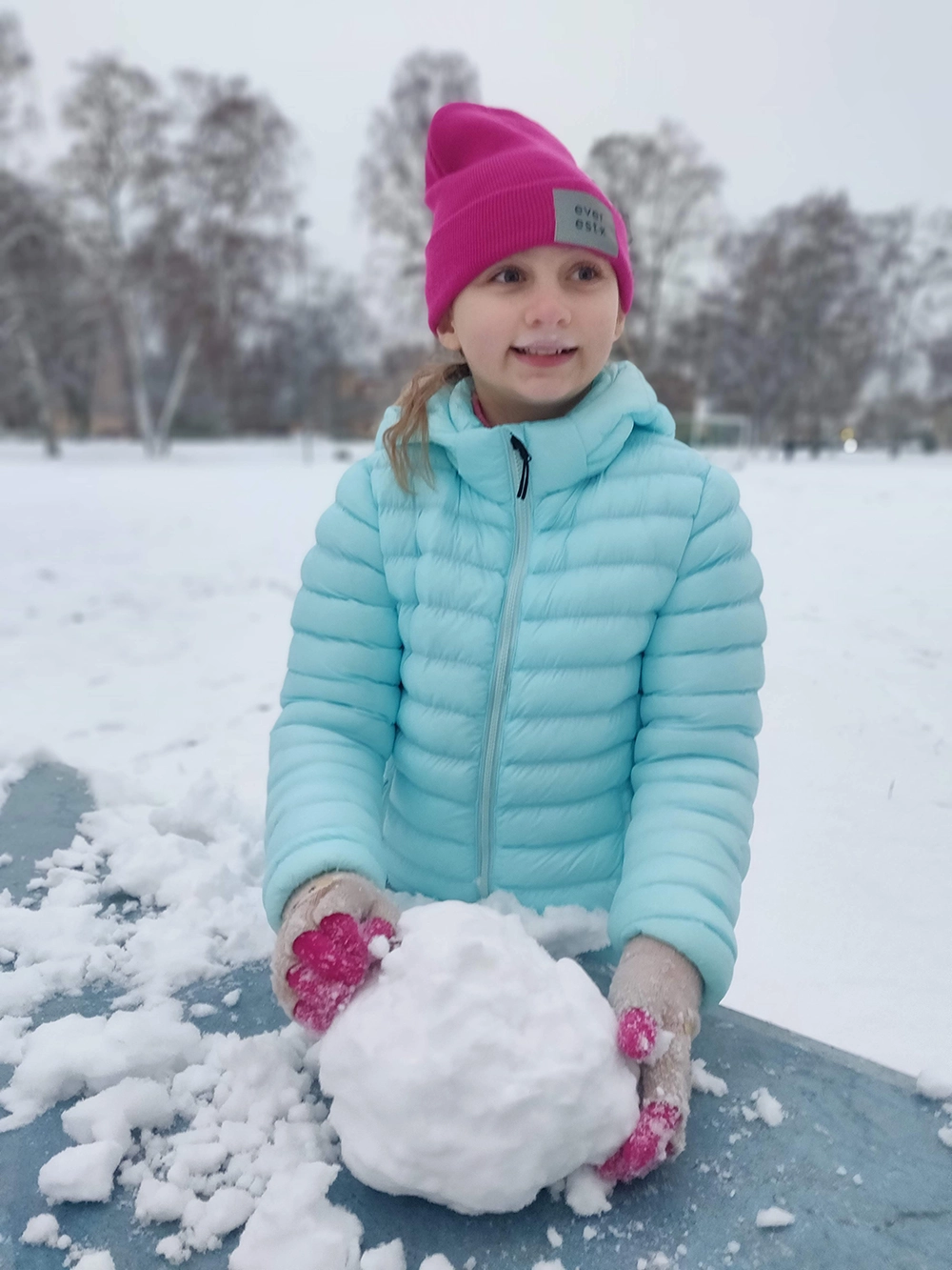 Skolelev med stor snöboll