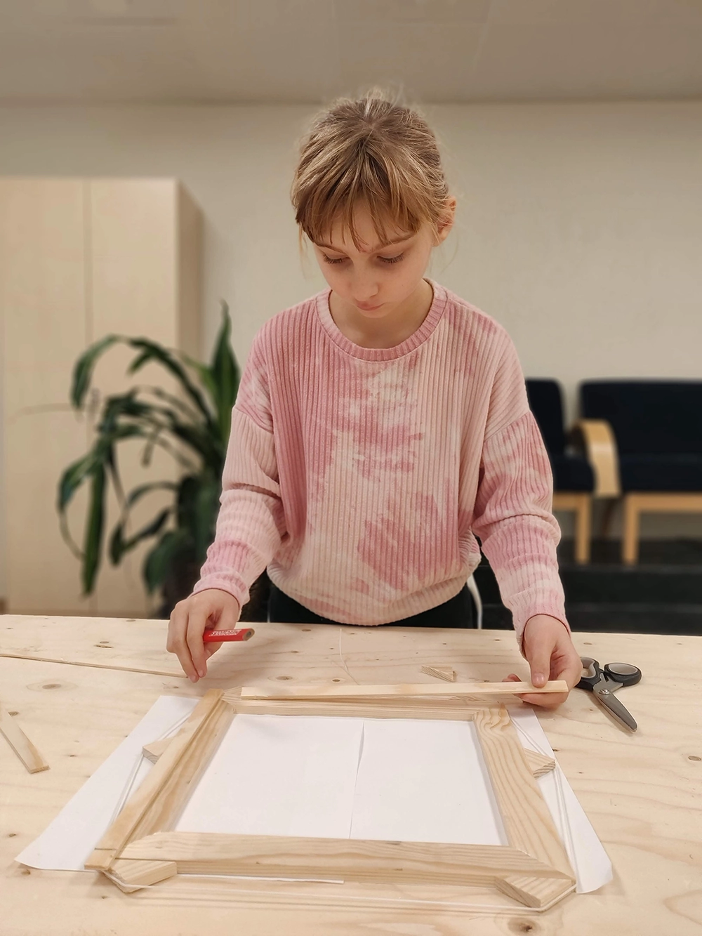 Skolelev som snickrar en träram