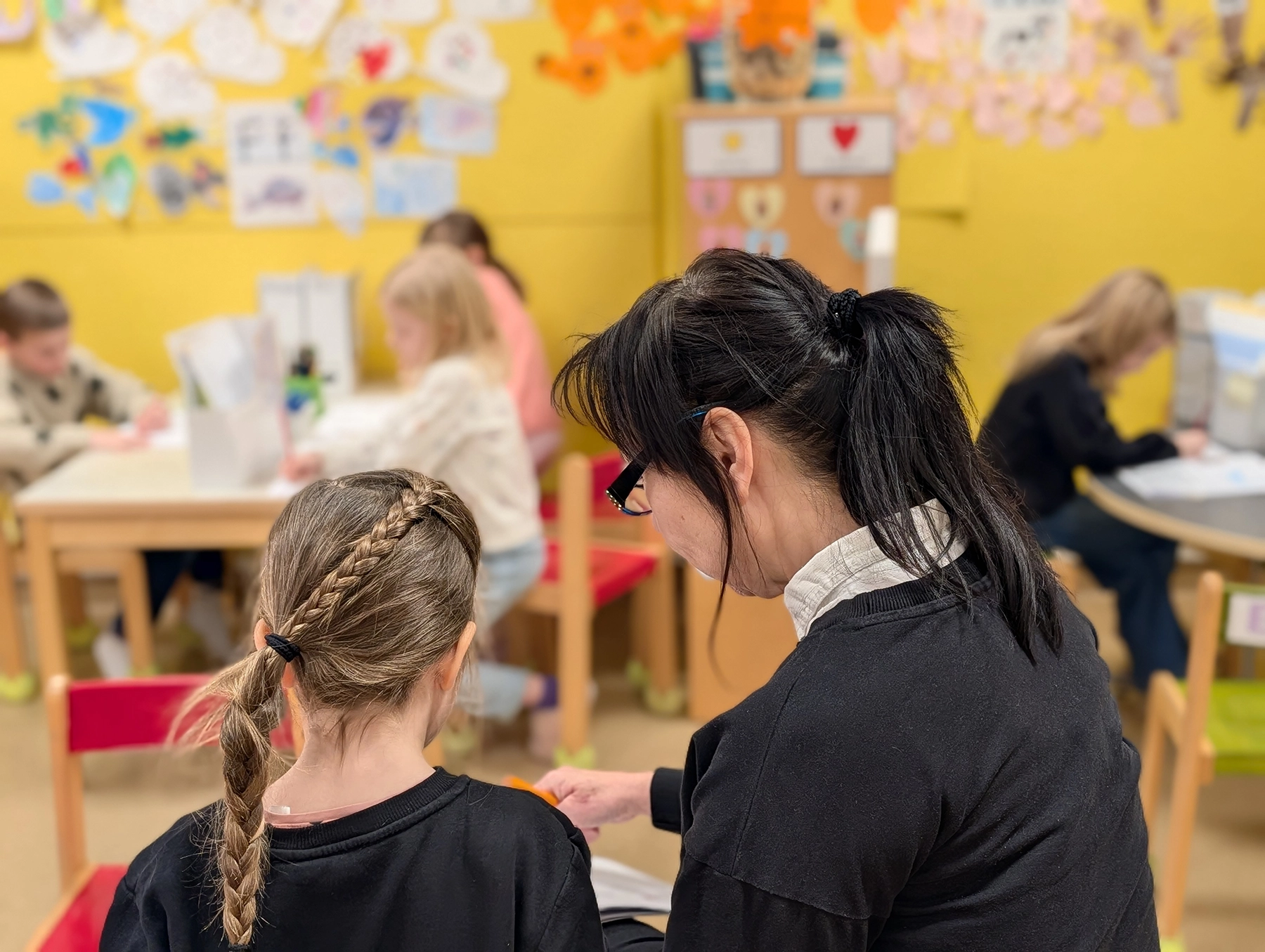 Skolelever i ett klassrum tillsammans med deras lärare